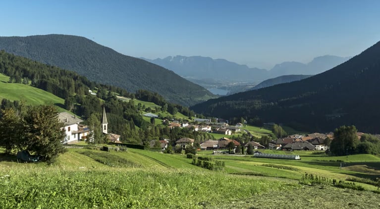 El pueblo está al pie de los Alpes italianos.