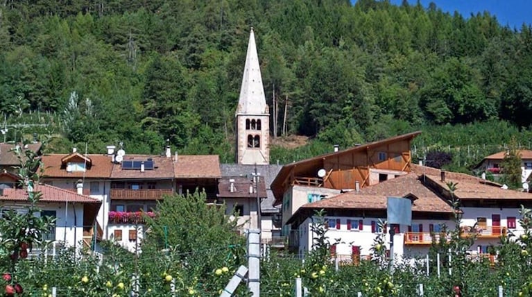 El pueblo está al pie de los Alpes italianos.
