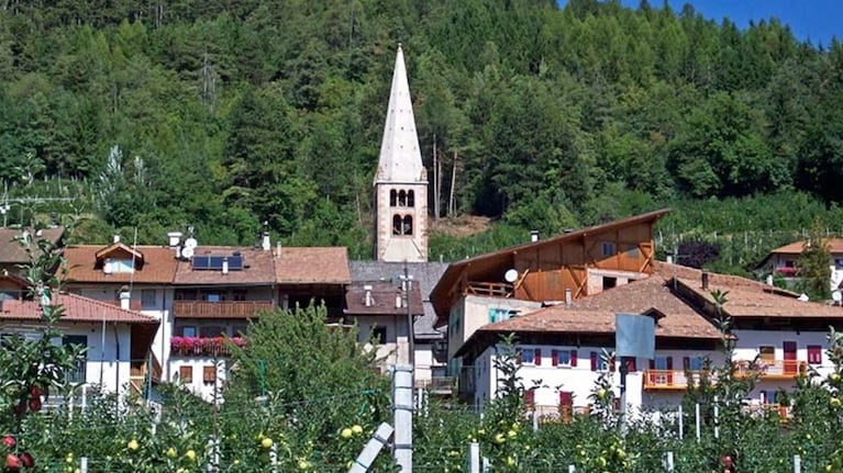 El pueblo está al pie de los Alpes italianos.