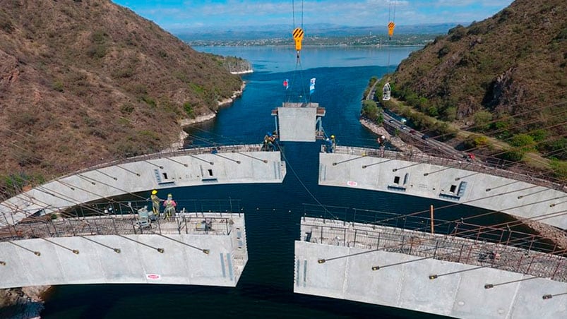 El puente, a 50 metros sobre el lago, tendrá 310 metros de largo. Foto: Gobierno provincial.