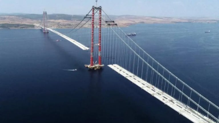 El puente Çanakkale 1915 es hasta el momento el más largo del mundo en su tipo. También conocido como puente de los Dardanelos, es un puente colgante de carretera en la provincia de Çanakkale, en el noroeste de Turquía.