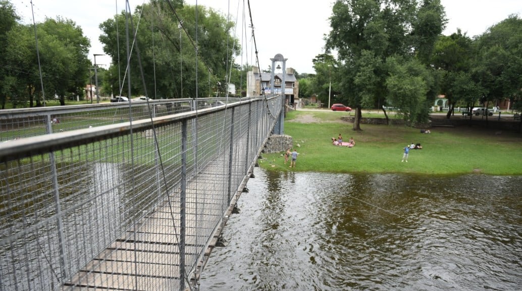 El puente colgante y el hermoso río, dos clásicos que no pierden vigencia en Santa Rosa.