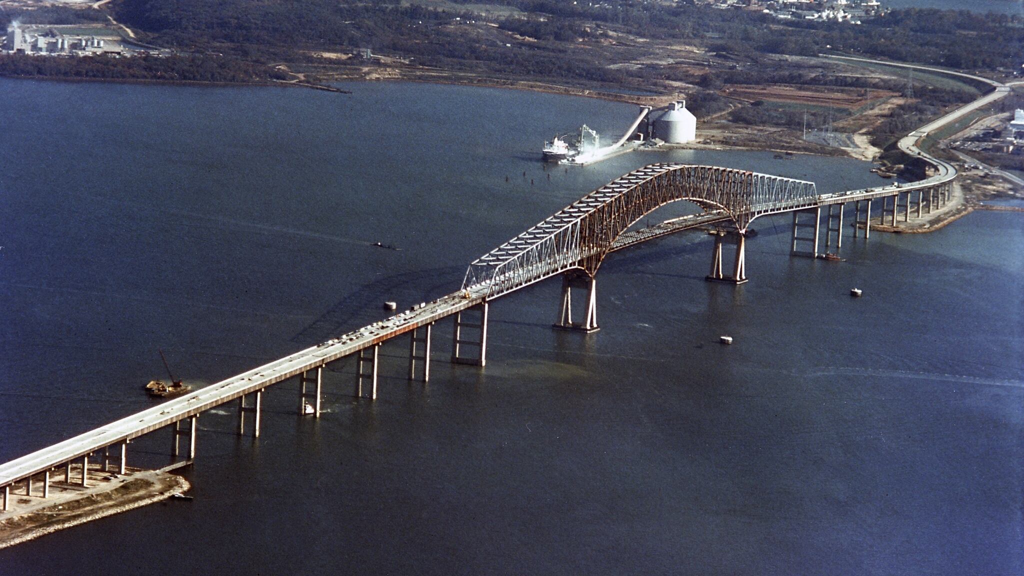 El puente comenzó a construirse en 1972 y su inauguración fue cinco años después.