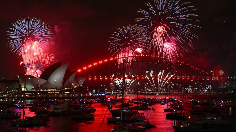 El puente de la bahía de Sídney, iluminado por un espectáculo de fuegos artificiales.