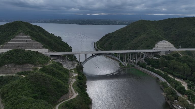 El Puente De la Sota sobre el lago San Roque.