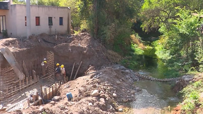 El puente es construido sobre el arroyo Saldán.