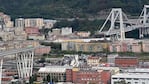 El puente, ubicado a 45 metros de altura, cayó sobre varias casas.