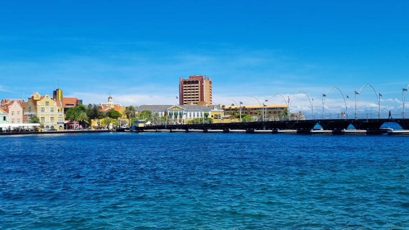 El puente une los barrios de Punda y Otrabanda. 