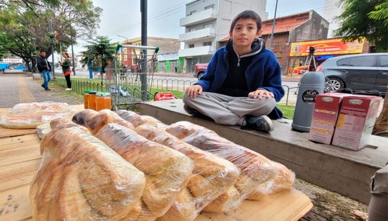 El puestito del papá del nene está en la plaza Jerónimo del Barco. Foto: Fredy Bustos / El Doce.