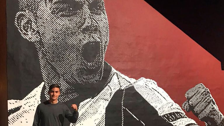 El puño apretado de Dybala fue elegido para realizar el mural.