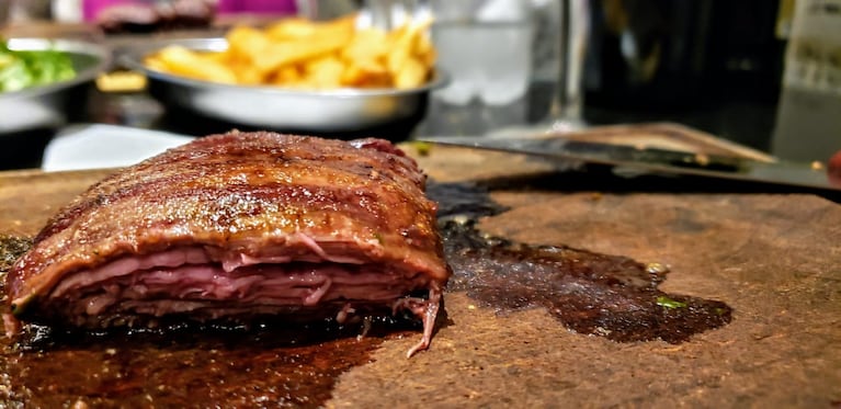 El punto de la carne brilló en la servilleta.