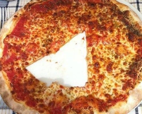 El que cortó esta pizza se llevó geometría.