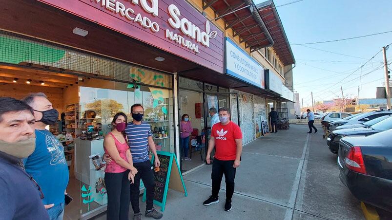 El raid delictivo ocurrió en el polo comercial en calle Damián Garat al 2700.