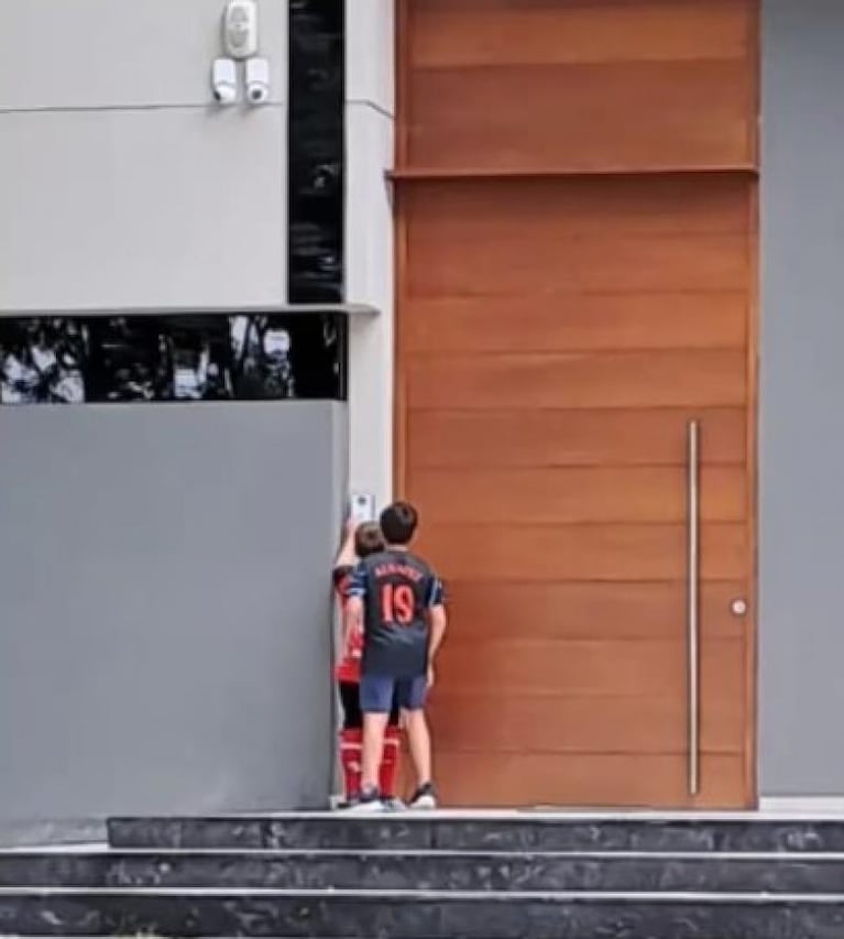 El raro detalle en la puerta de la casa de Messi que llam la atencin