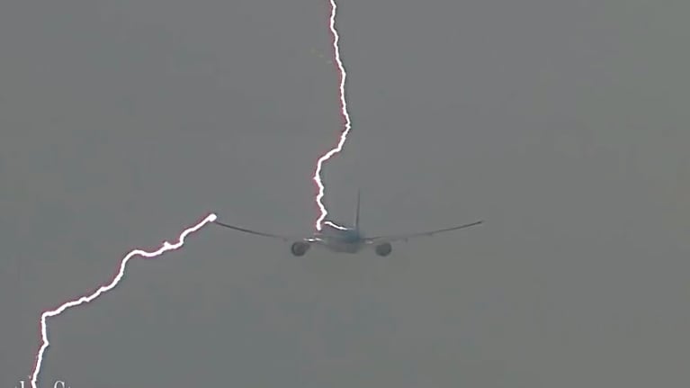 El rayo impactó en el avión de KLM segundos después de despegar.