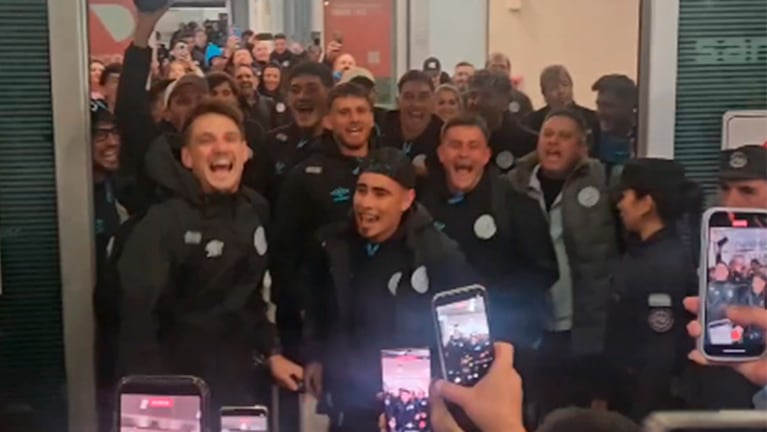 El recibimiento al plantel finalista en Córdoba.