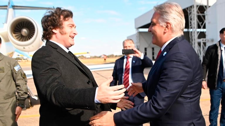 El recibimiento de Llaryora a Milei en Córdoba.