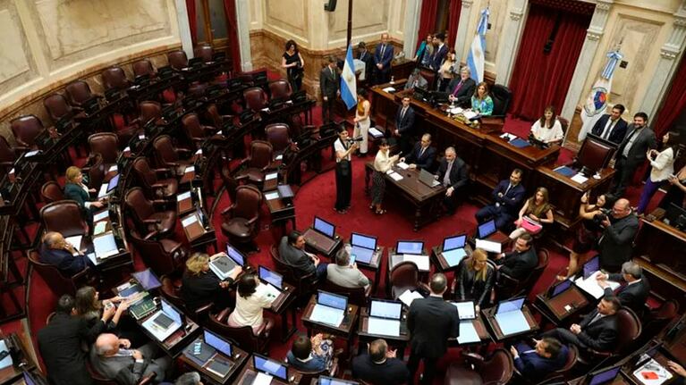 El recinto semivacío en el Congreso.