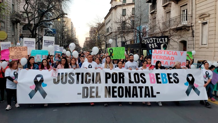 El reclamo de familiares de las víctimas del Hospital Neonatal. Foto: Néstor Ghino/El Doce.