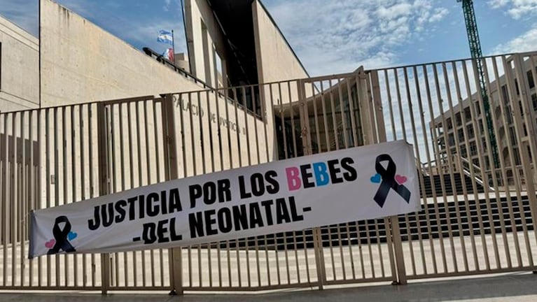 El reclamo de justicia por los bebés muertos en el Neonatal.