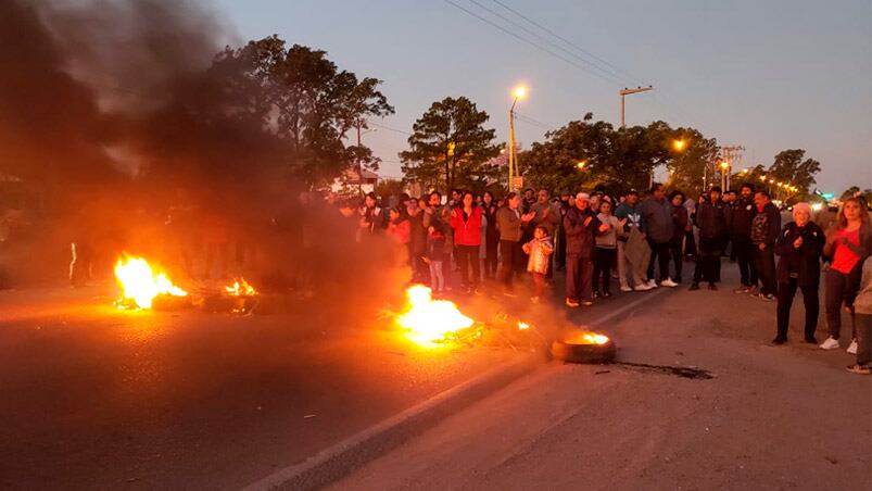 El reclamo de los vecinos por el ataque a un comerciante de barrio Arenales. Foto: Néstor Ghino/El Doce.