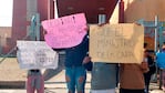 El reclamo de padres y alumnos frente a la escuela. Foto: Julieta Pelayo/El Doce.