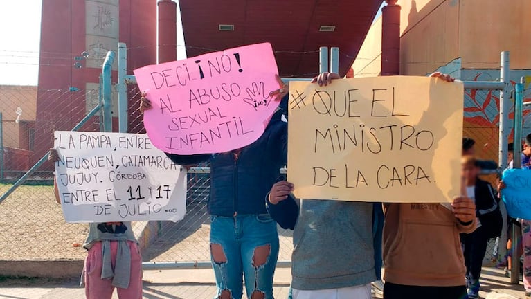 El reclamo de padres y alumnos frente a la escuela. Foto: Julieta Pelayo/El Doce.
