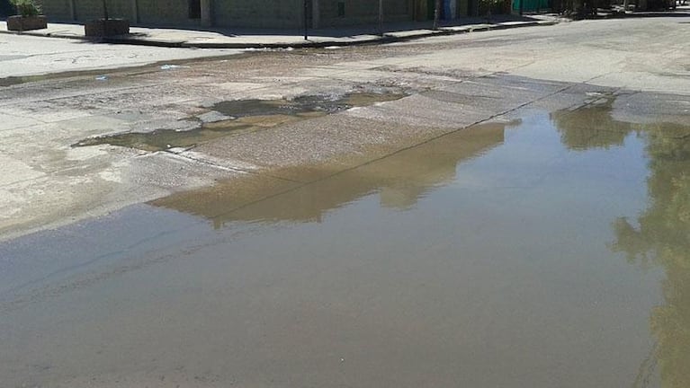 El reclamo de todos los días: agua servida en las calles