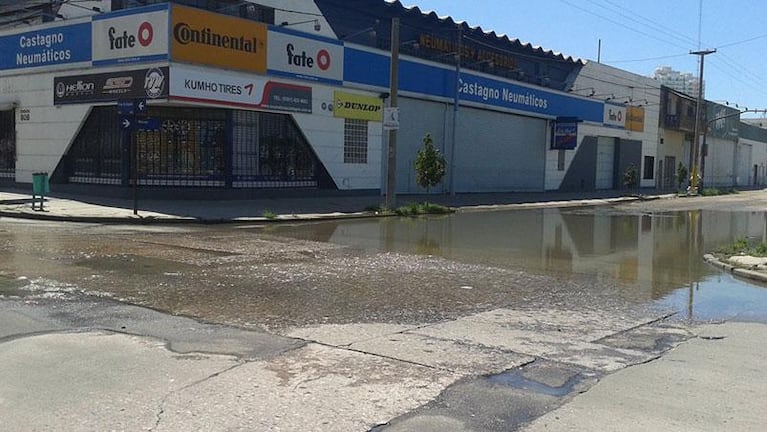 El reclamo de todos los días: agua servida en las calles