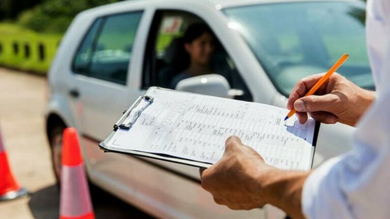 El récord de este hombre puede ser superado por la mujer de 30 años que todavía no aprobó y lleva más de cien intentos.