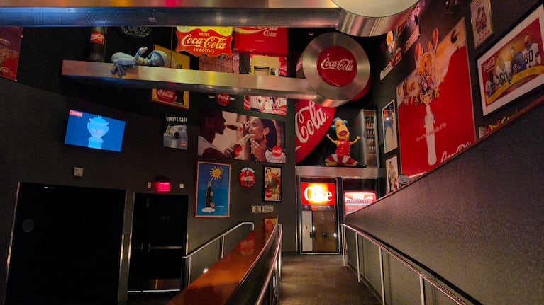 El recorrido del equipo por el museo de Coca-Cola.