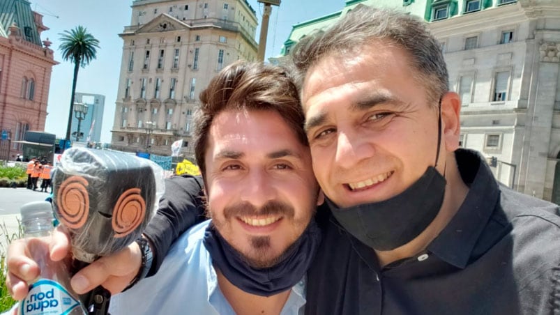 El reencuentro de los hermanos Ybañez durante la cobertura periodística por la muerte de Diego Maradona.