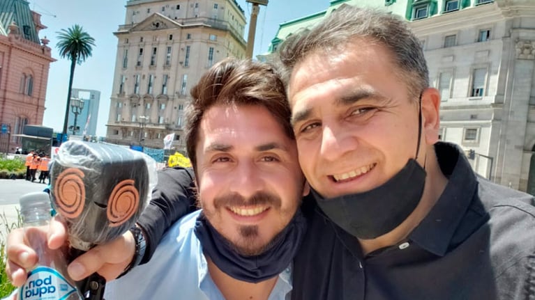 El reencuentro de los hermanos Ybañez durante la cobertura periodística por la muerte de Diego Maradona.