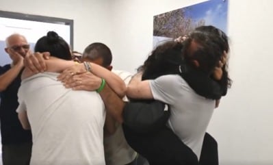 El reencuentro de los rehenes argentinos y su familia.