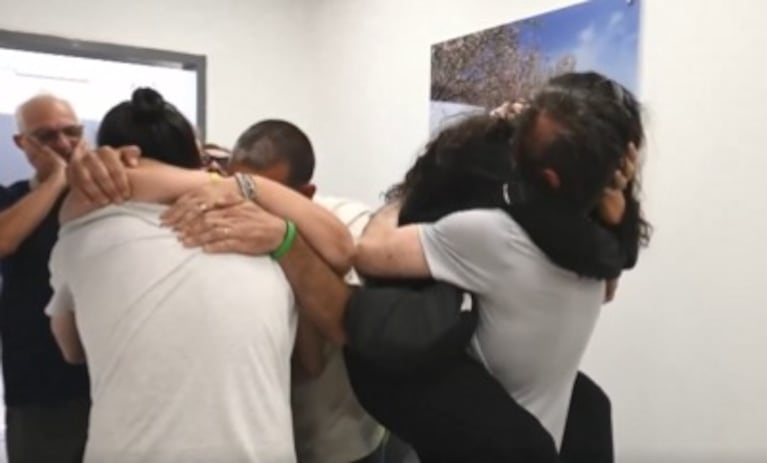 El reencuentro de los rehenes argentinos y su familia.