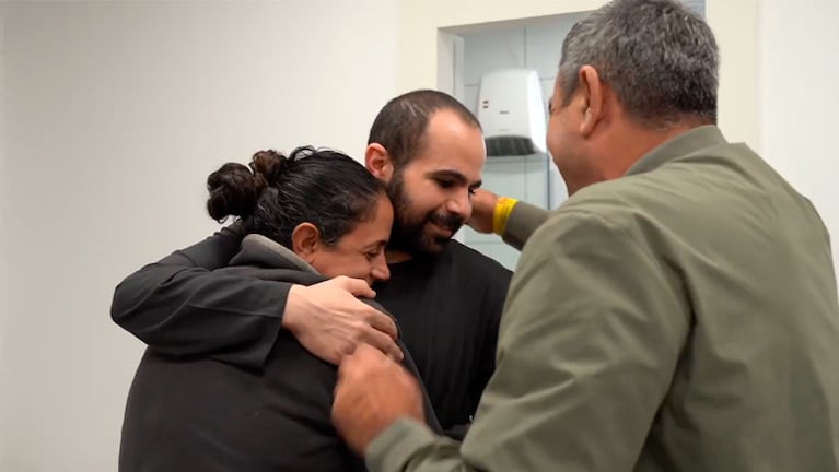 El reencuentro de Yarden Bibas con su familia en Israel.