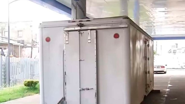 El refrigerador tipo industrial, justo en el acceso al centro hospitalario. 