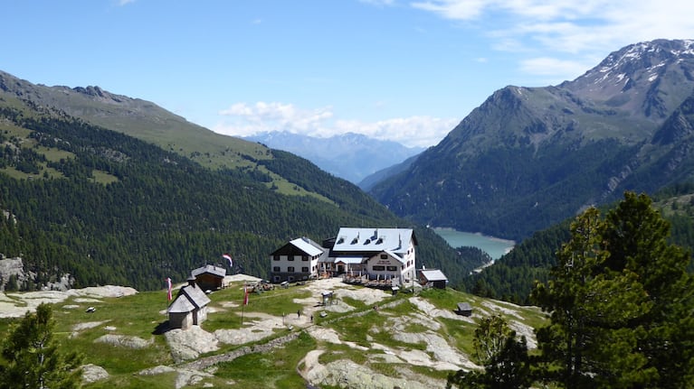 El refugio Nino Corsi se ubica en los Alpes italianos.