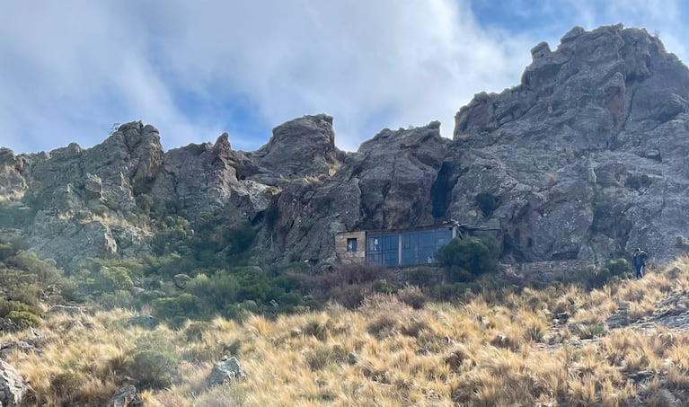 El refugio recibe a los visitantes en lo alto de las sierras de Córdoba.