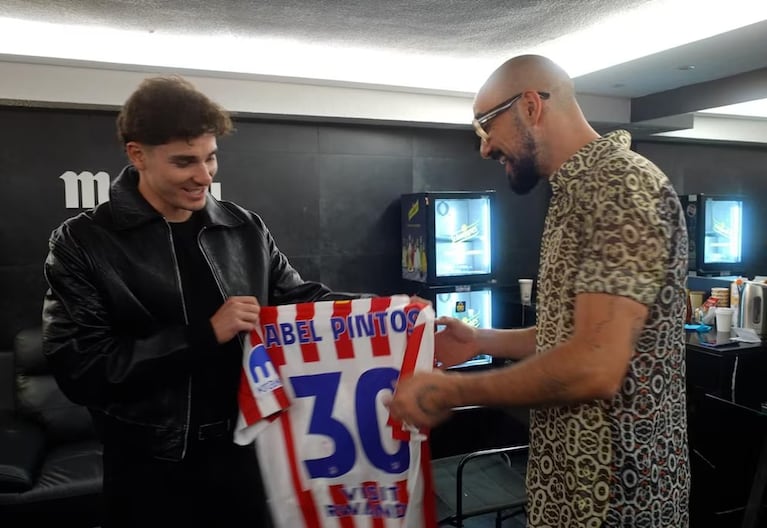 El regalo de Julián Álvarez a Abel Pintos.