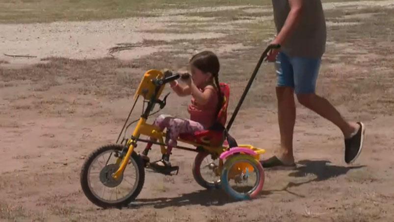 El regalo más esperado por Ana Bella: recibió su bicicleta adaptada