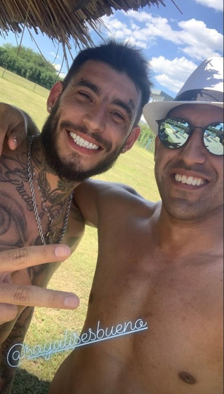 El relax de Ulises: a pura pileta y con Wanchope Ábila