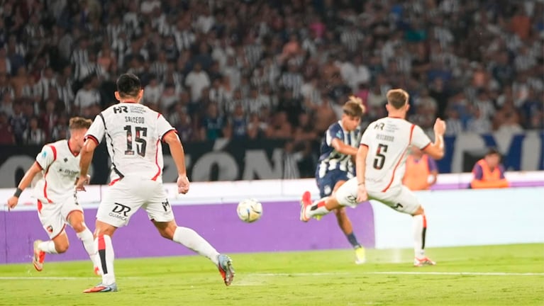 El remate de Baroni fue tapado por Gabriel Arias.