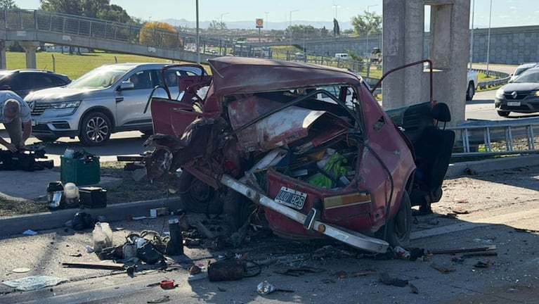 El Renault 12 quedó destrozado tras el choque en Circunvalación.