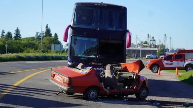 El Renault 18 quedó destrozado luego del choque frontal.