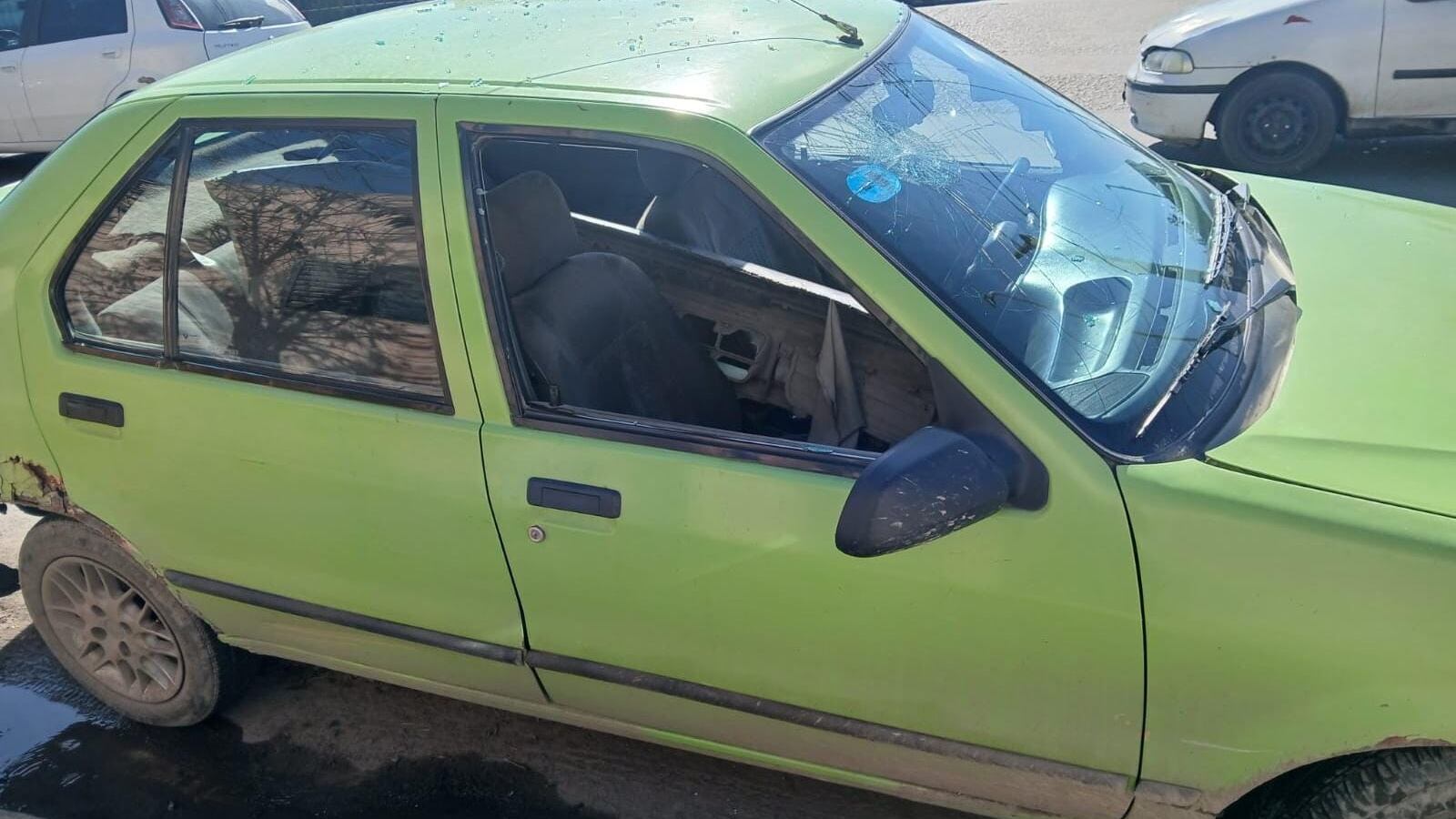 El Renault 19 quedó con el parabrisas destrozado.