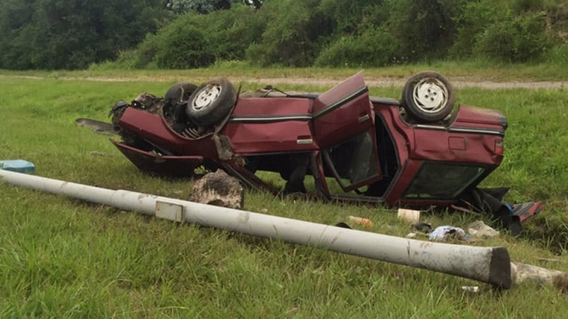 El Renault 21 que se accidentó en la autopista Córdoba-Carlos Paz.