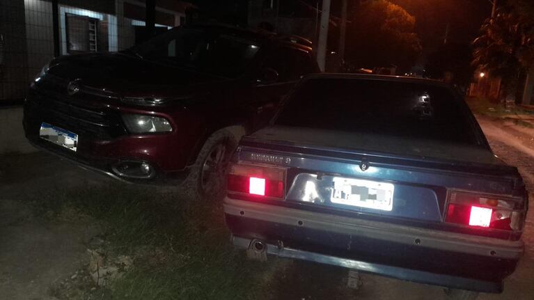 El Renault 9 chocó contra una Fiat Toro que estaba estacionada en la calle.