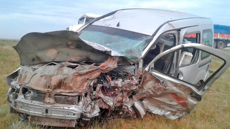 El Renault Kangoo donde viajaba la víctima fatal quedó destruido.