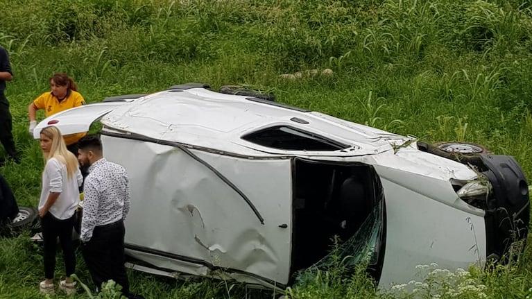 El Renault Kangoo no sirve más tras caer al río Suquía.